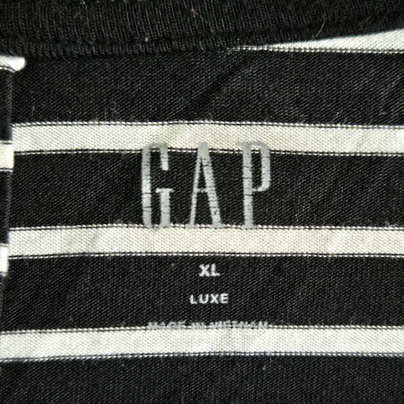 GAP Luxe Hi-Lo Pleated Back V-neck Boxy Tee, Dorman Sleeves, Black/White Stripe - Picture 6 of 8
